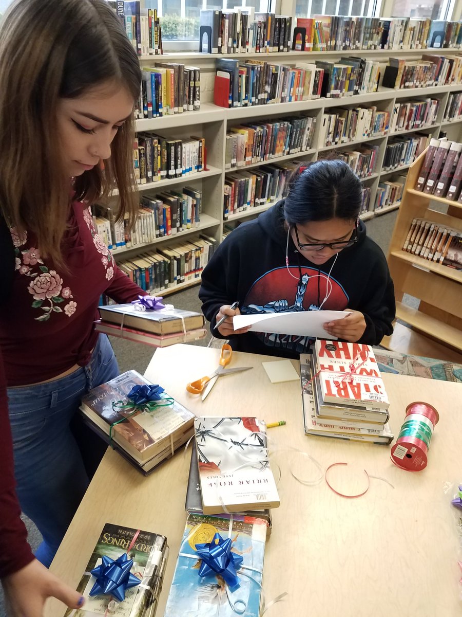 NHSStarsLib's tweet image. Having a blast putting together Personalized Book Bundles! #calibchat #4csla @NorthHighStars