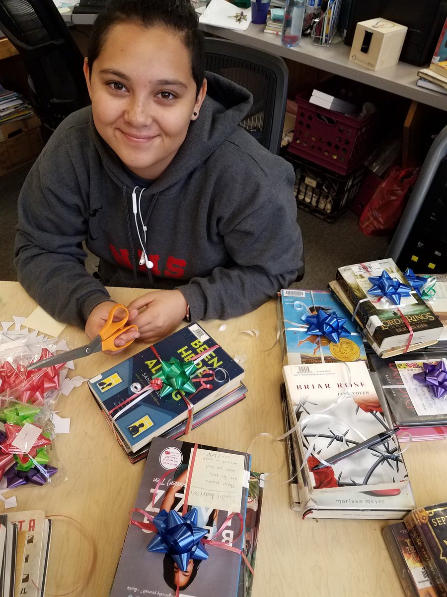 NHSStarsLib's tweet image. Having a blast putting together Personalized Book Bundles! #calibchat #4csla @NorthHighStars