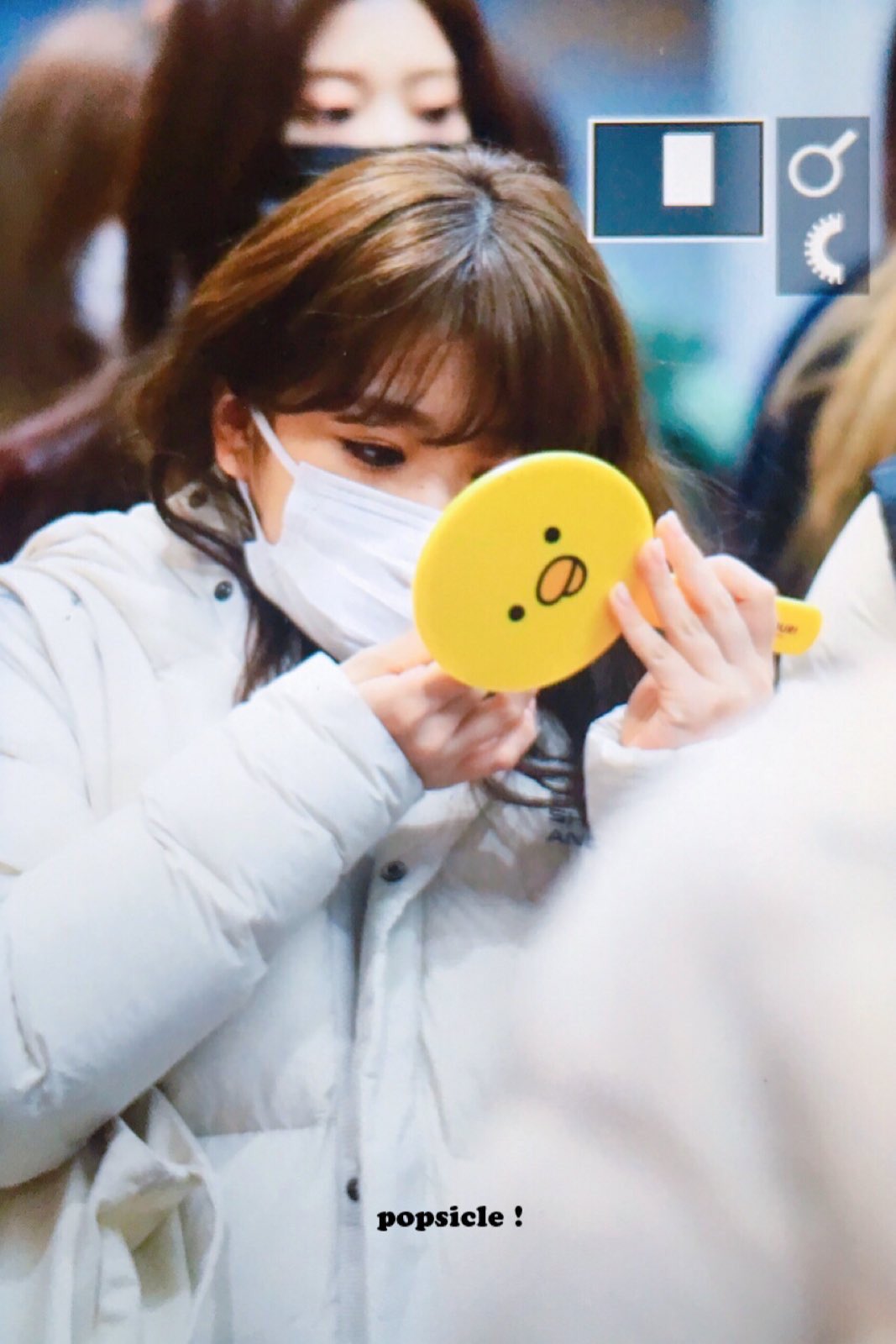 白米 かわいい手鏡でお顔チェックするふたりかわいい このひよこちゃん 韓国 の雑貨屋さんのキャラクターでirenっていうみたい かわいいい欲しいこの手鏡 Izone 김채원 야부키나코 Artbox Iren