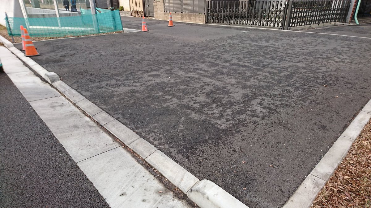 275きろぼると 東京都の道路の歩道切り下げは短いという 印象があるんだけど こうした短い 縁石が生まれることも T Co Ukbw0ocvyx Twitter