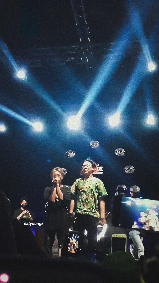 eatyoungk's tweet photo. [181214] 
Dabin: "do you know him? he is my cousins-" 
Ariana sunbaenim: : "thank u, next" (faded ver.) #DPRLIVE #CTYL2018 #CTYLinJKT #디피알라이브 https://t.co/0h73x4AnWv