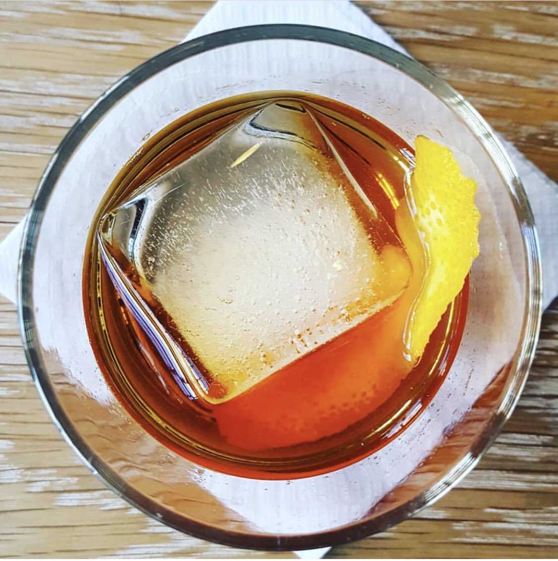 DrinkTravelDine's tweet photo. Let’s grab cocktails @thepigandthepearl
.
.
.
.
. #cocktails #atlanticstation #atlanta #withlemon #holidaydrinks #drinkswithfriends #holiday #holidayvibes #cheer #saturdaynight #drinks #drinktraveldine https://t.co/VHN23NkbQO