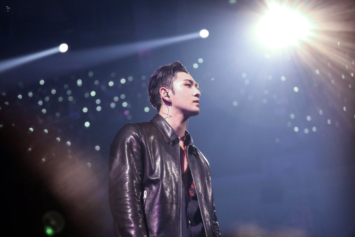 baekho_tiger's tweet photo. น้องแบคกับเสื้อหนังนี่เป็นอะไรที่ดีต่อใจ รูปสวยมาก แล้วข้างหลังนั่นคือแท่งไฟของเลิฟสินะ น้องเองก้อมองด้วยสายตาที่มีความสุข เหลืออีก1วัน สู้ๆนะครับ #NUEST_W #DOUBLEYOU_FINAL #DoubleYouFinalinSeoul https://t.co/dfKYM247VU