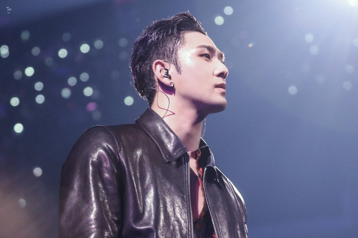 baekho_tiger's tweet photo. น้องแบคกับเสื้อหนังนี่เป็นอะไรที่ดีต่อใจ รูปสวยมาก แล้วข้างหลังนั่นคือแท่งไฟของเลิฟสินะ น้องเองก้อมองด้วยสายตาที่มีความสุข เหลืออีก1วัน สู้ๆนะครับ #NUEST_W #DOUBLEYOU_FINAL #DoubleYouFinalinSeoul https://t.co/dfKYM247VU