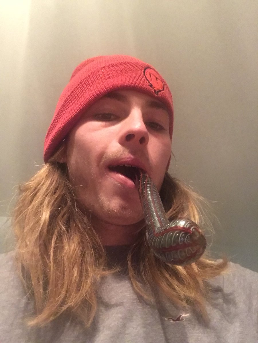 FPlanner01's tweet photo. Feelin’ like Mr.Holmes with my new pipe. Looking all sophisticated n shit #NewPipeWhoDis #NewPipe #maryJane https://t.co/xvIKWJpfLF