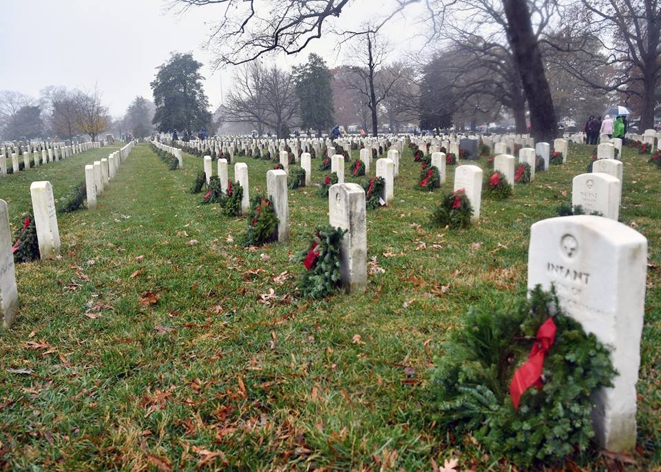 USArmy's tweet photo. Thank you to the thousands of #volunteers who honored #Veterans today by laying wreaths at @ArlingtonNatl and 1,400 other cemeteries across the country. #WreathsAcrossAmerica

#USArmy Photos by Master Sgt. Andrew Porch https://t.co/T0DVVmaB4J