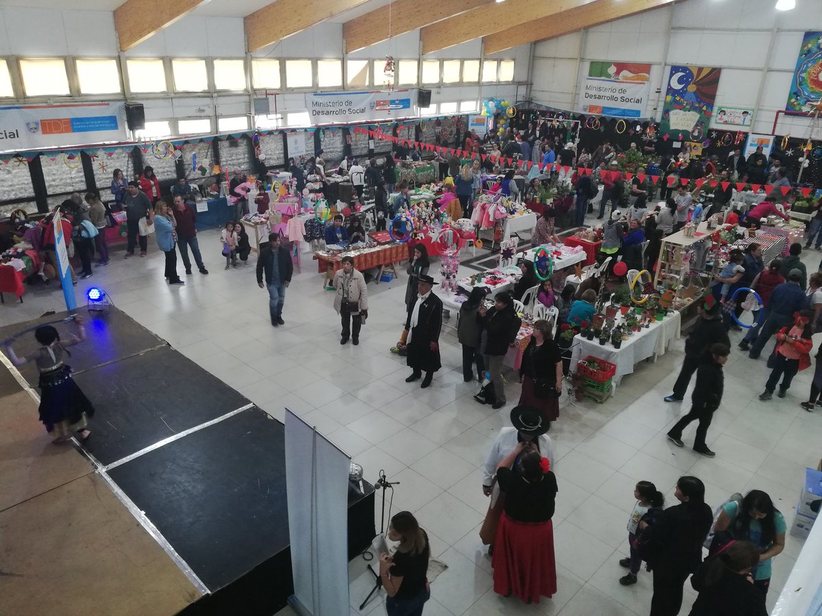 findelmundoar's tweet photo. Compartimos la última Expo Feria de Economía Popular del año en #Ushuaia. Gracias a todos por el compromiso y trabajo incansable para seguir haciendo grande a #TierraDelFuego ❤️ https://t.co/7HjrAFtkhV
