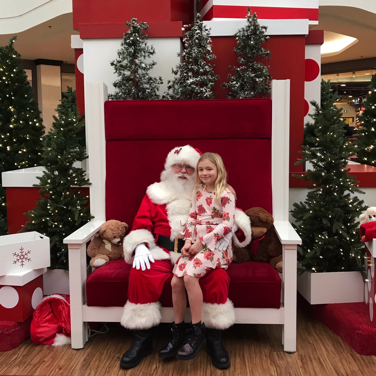 AngCengarle's tweet photo. Had such a great time at Brentwood Town Centre this afternoon! Santa, performers, caricature artist and a contortionist! Happy Holidays everyone! ❄️☃️🎄🎅🏻   
#brentwood #brentwoodtowncentre #santa #santapictures #santaphotos #burnaby #matchingboots https://t.co/TcIokEHBD5