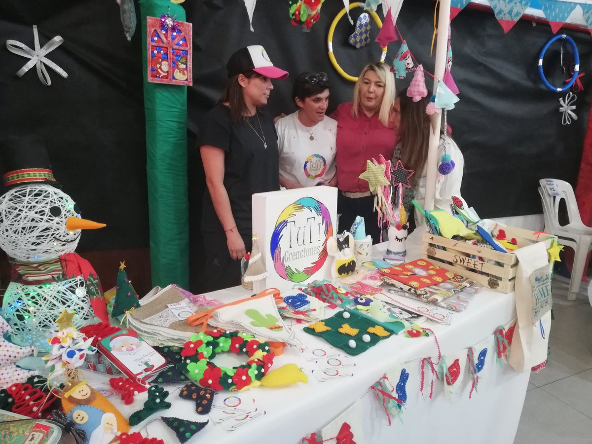 findelmundoar's tweet photo. Compartimos la última Expo Feria de Economía Popular del año en #Ushuaia. Gracias a todos por el compromiso y trabajo incansable para seguir haciendo grande a #TierraDelFuego ❤️ https://t.co/7HjrAFtkhV