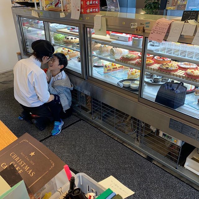 徳田博美 想いが伝わるケーキ屋さん در توییتر 冬場はほんと ムスコには申し訳ないぐらい遊んであげれなくてお客様が途切れたショーケース裏での数分が僕らにとってもムスコとのふれあいの場となるんです 滋賀 長浜 Ichigoichie イチゴイチエ モヒシェフ 徳田博美 想いが伝わるケーキ屋さん در توییتر 冬場はほんと ムスコには申し訳ないぐらい遊んであげれなくてお客様が途切れたショーケース裏での数分が僕らにとってもムスコとのふれあいの場となるんです 滋賀 長浜 Ichigoichie イチゴイチエ モヒシェフ
