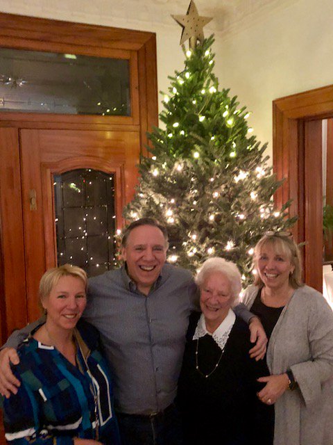 francoislegault's tweet photo. Ce soir, on fête les 90 ans de ma mère, avec mes deux soeurs.
Bonne fête Maman! https://t.co/OWrD0VY5Bl