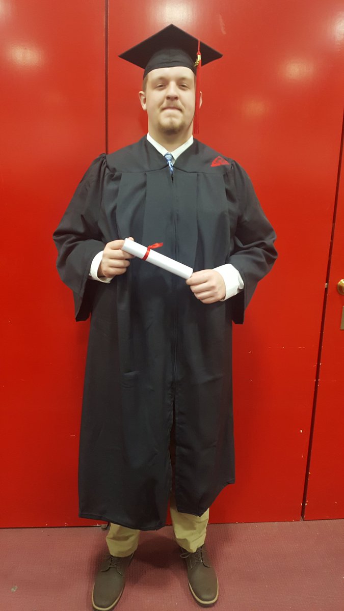 ssmomma1's tweet photo. Kindergarten graduation from Plattin Primary to graduating Summa Cum Laude from Southeast Missouri State. Time flies! Love you so much @CleninStefan90 https://t.co/Jk2jWNzTiQ