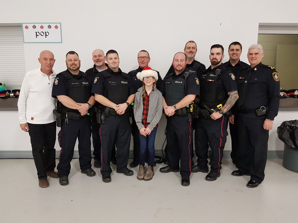 spsjardine74's tweet photo. What a wonderful evening at To Stratford With Love! Proud to help serve a great meal alongside these @SPSmediaoffice members! #communitypolicing #MerryChristmas https://t.co/EpQ27dB4Ux