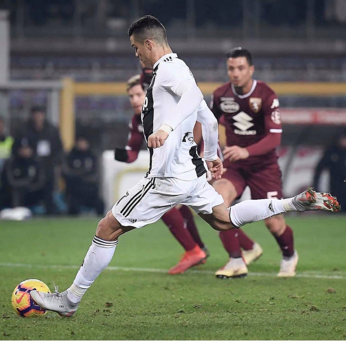 Con sofferenza,fatica,cuore...il Derby della Mole è ancora nostro! 👊🏻💪🏻
TORINO È BIANCONERA! ⚪️⚫️
Decide @Cristiano dal dischetto che realizza il gol numero 5000 in serie A della Juve e scolpisce un altro pezzo di storia! ✨🔝
Salutate la capolista! 😍#TorinoJuve #FinoAllaFine ❤