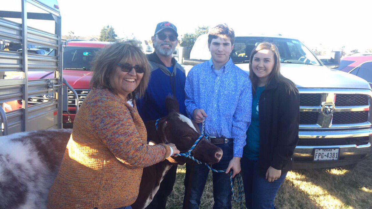snowsworld01's tweet photo. First Jackpot of the 2018-2019 show season down in the books. So, proud of these two. @meremere0101 #FHSFFA #ShowMom https://t.co/qELzvlN67w