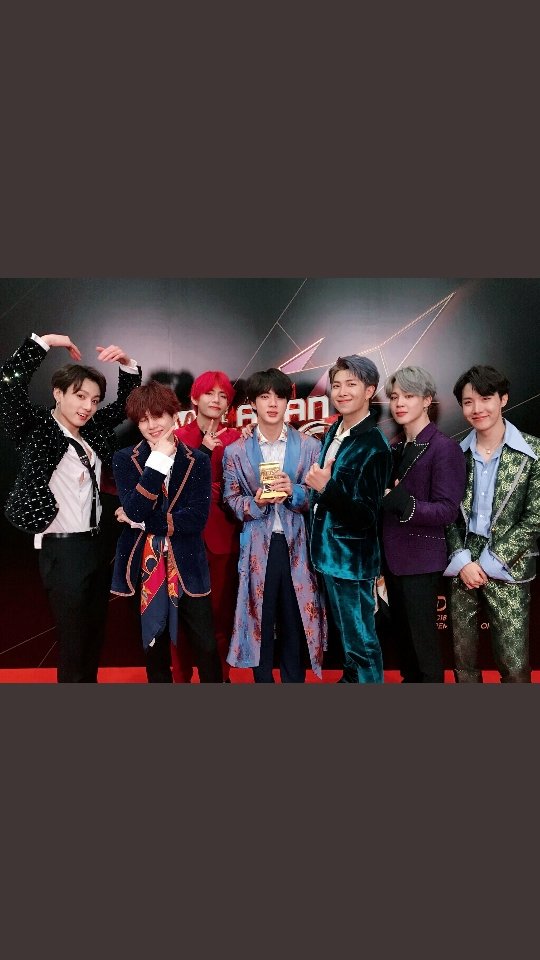 bts__officiall's tweet photo. Mma in 2018. Bts cried a lot of pain cause they win ARRIST OF THE YEAR. Omg!!!
.
.
.#btsmma2018 #btscry #ARTISTOFTHEYEAR https://t.co/v3VBT3F1IN