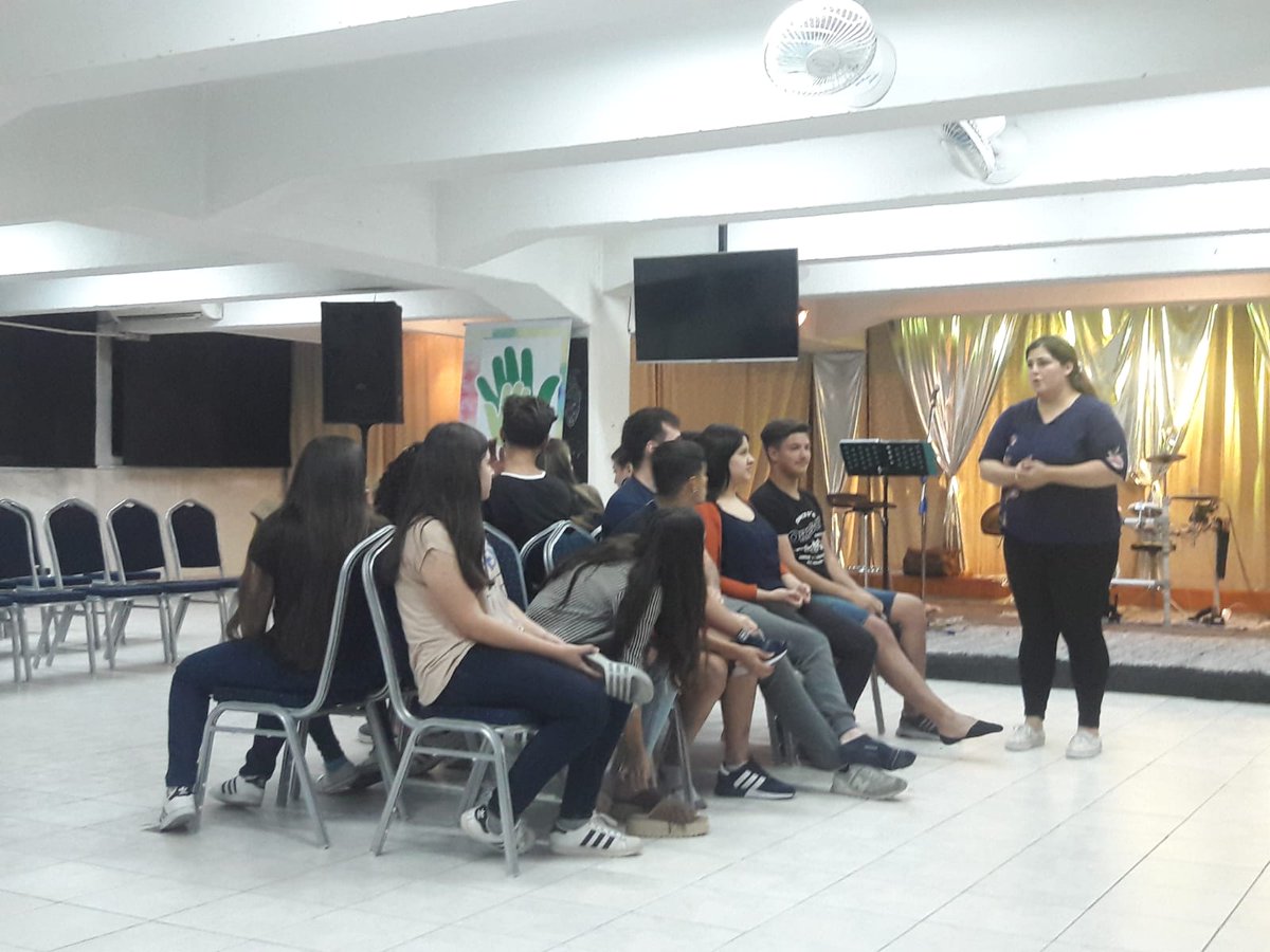 jovenesVT's tweet photo. Según la Biblia (Efesios 3), debemos manternos firmes en nuestro amor por Dios y por los demás. Es que cuando estamos juntos, es más fácil lograr nuestro propósito, nuestro sueño. ¡Todos nos merecemos nos llegue nuestro #MilagroDeNavidad! https://t.co/0Vtmie7TuH