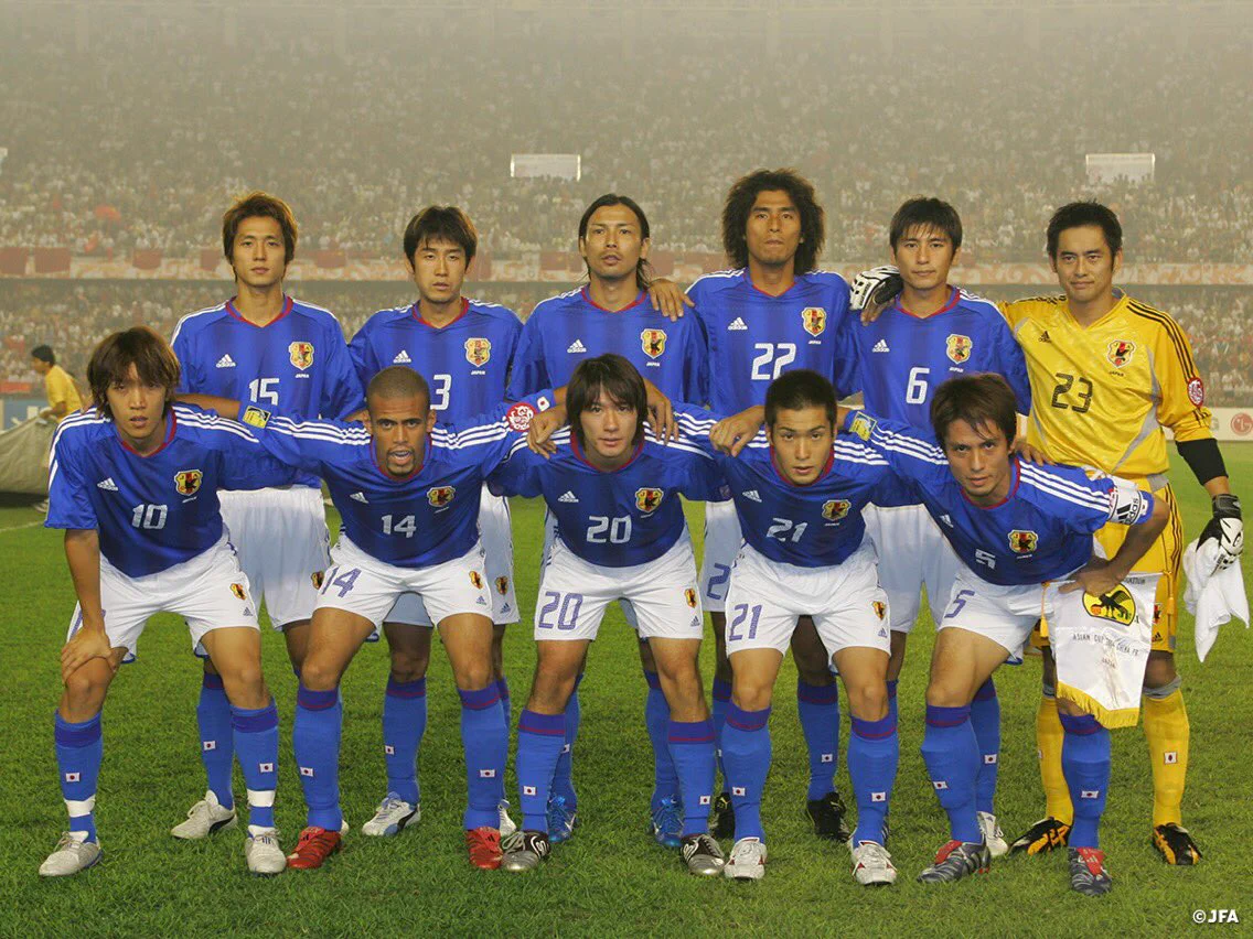 サッカーフォトフレーム　アジアカップ中国2004優勝 DugI_2BV4AIjoVs?format=webp&