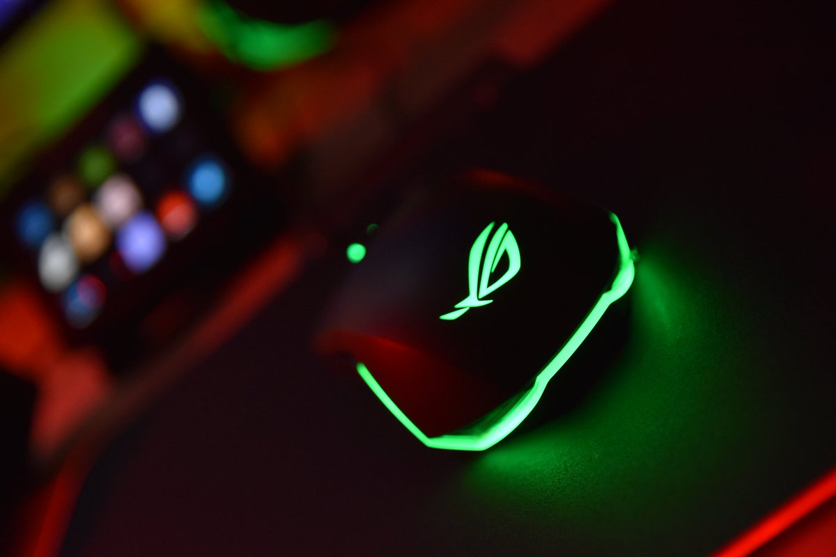 PurpleHundreds's tweet photo. So I cleaned my desk a little lol. I also changed the Lights and RGB to Red & Green because you know Christmas lol
Anyway what do you guys think?
#LogitechG560 #ElgatoStreamDeck #ElgatoCamLink4K #AsusRog #CoolerMaster #MSI #LG #BlueYeti #Aigo #GSkill #AMD #AmdRyzen #Christmas https://t.co/YvN6myhiY4