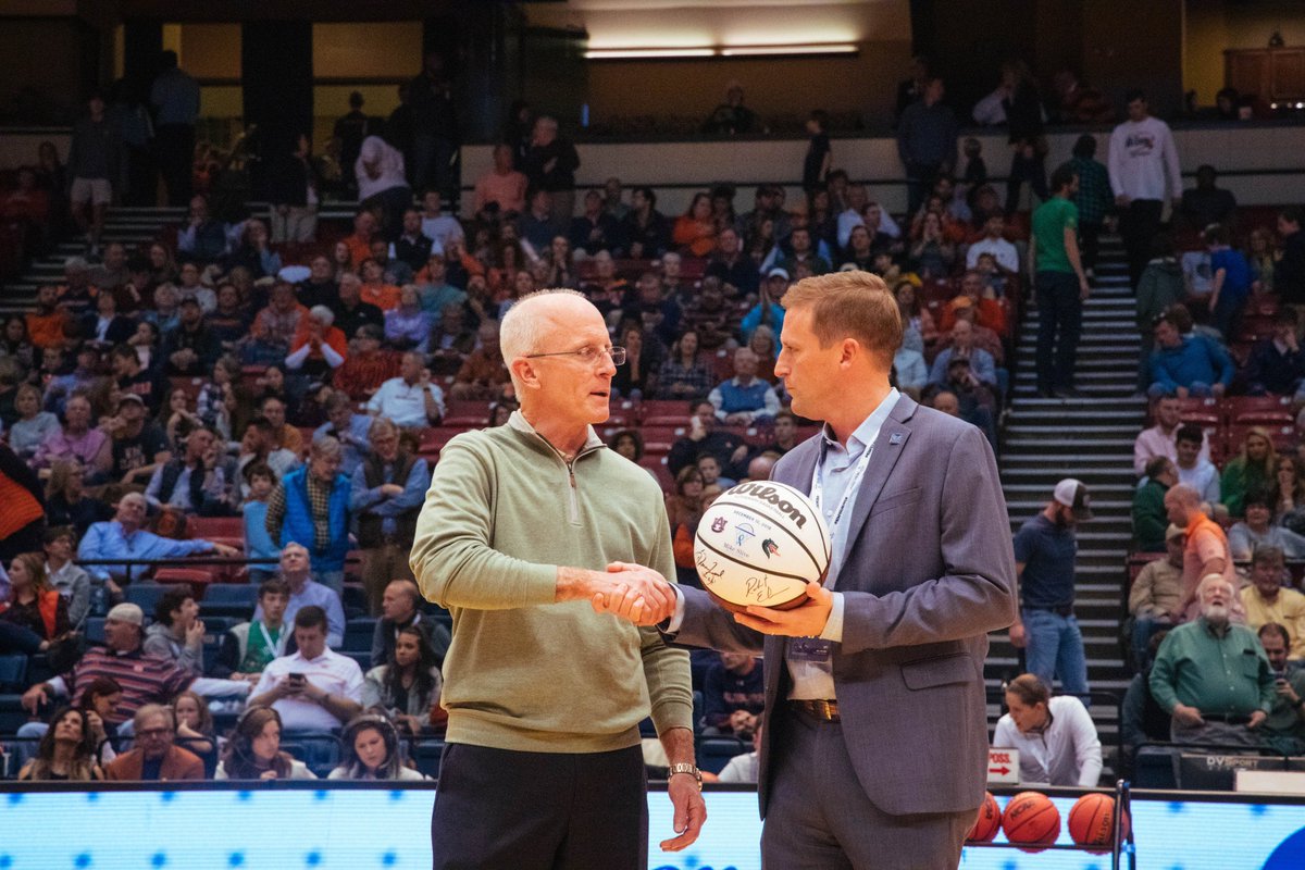MikeSliveInvite's tweet photo. Chris Nix from @KnightEady presents @TherapySouth's Steve Foster with a commemorative #MikeSliveInvitational game ball for being such a great sponsor of our event! Thank you, @TherapySouth! #ImWithMike https://t.co/zi7rAj03WX