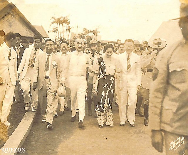 mlq3's tweet photo. 80 years ago, today: December 16, 1938. Malacañan Park. (With MLQ and AAQ are UP Pres. Jorge Bocobo & Exec. Sec. Jorge Vargas, both have bldgs. named after them in UP Diliman) #SepiaSunday https://t.co/MqEcydrma4
