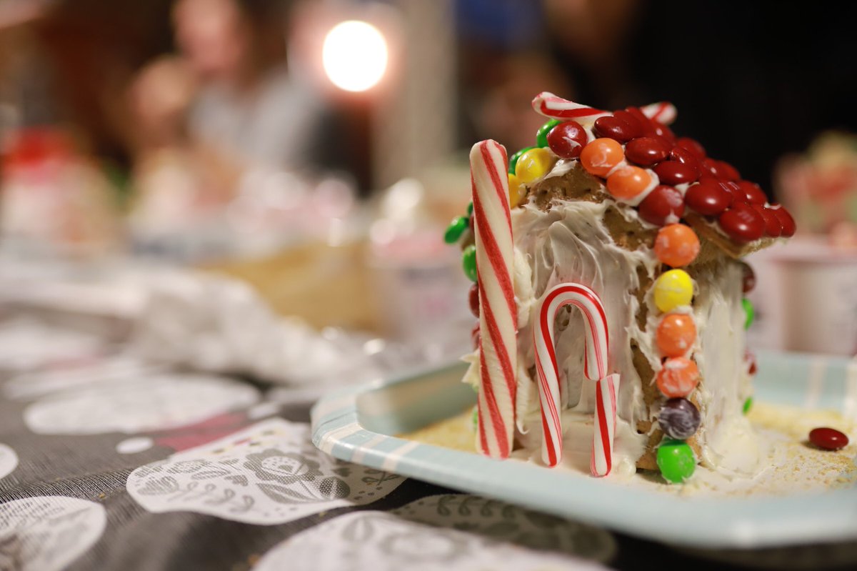 AlexDelgadoPho1's tweet photo. Happy holidays to everyone!
Making a house to eat later lol https://t.co/mw58srDjBH