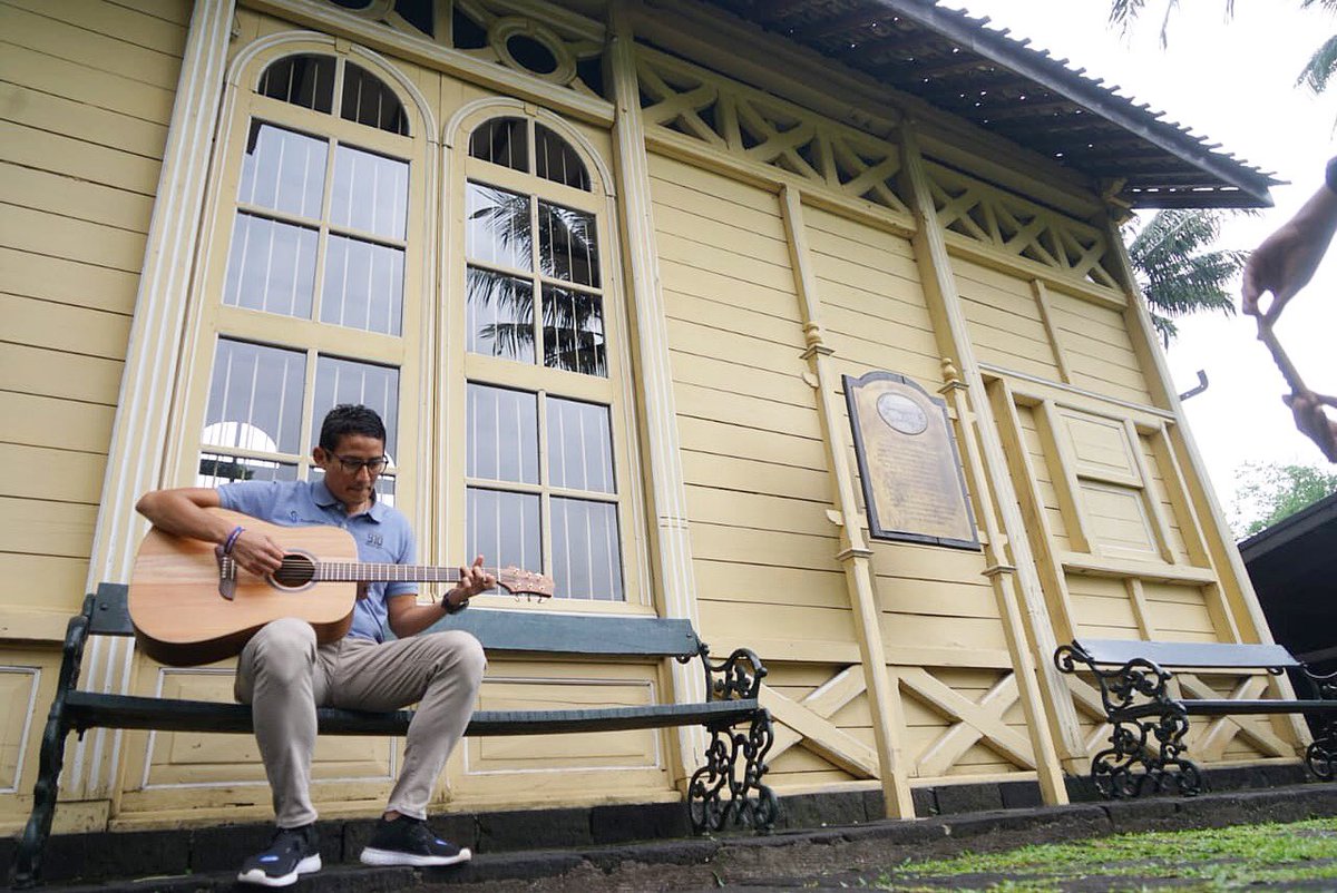 Cerahnya cuaca pagi ini di Ambarawa ditemani oleh suara genjrengan gitar. Ada yang mau request lagu online?