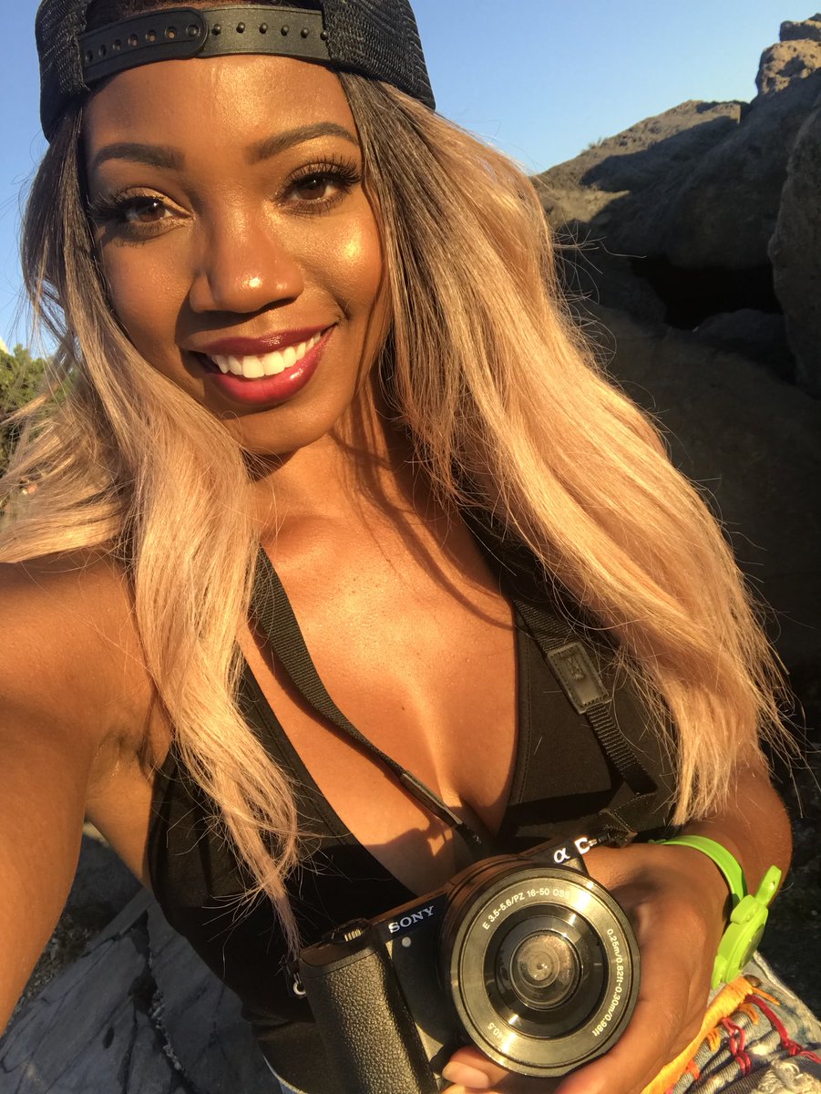 gianiemille's tweet photo. Capture the good times then relive the memories 📷 

#camera #photography #pictures #hawaii #sunset #selfie #photooftheday #naturallight #girl #tan #pinkhair https://t.co/MTcNcDY0fd