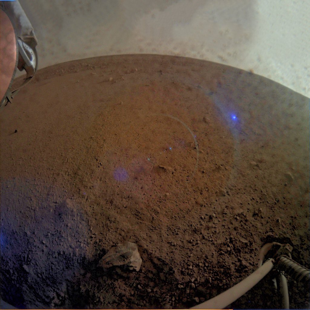 SpaceWilS's tweet image. Tried to clean this one a bit...not very successful, but so many rocks on the horizon! #NASA #NASAInSight #WeareLM #Mars⁠⁠ #space #exploration #science #STEM 
 📸NASA/JPL-Caltech