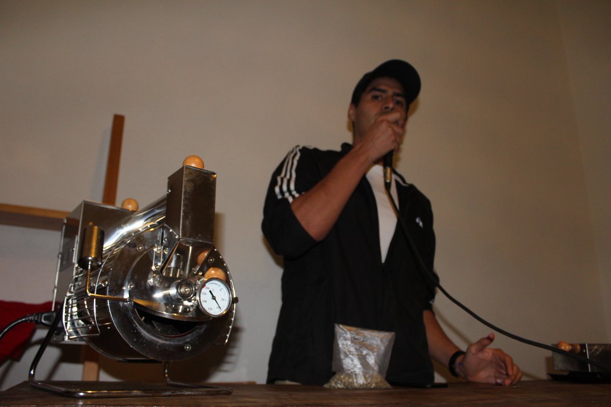 EfrainAragon_'s tweet photo. Gracias a mis amigos los maestros tostadores Máximo Martínez y Alejandro Paz Vásquez, por impartir la experiencia sensorial de tostado de cafés de especialidad. https://t.co/cvKokzYrAZ