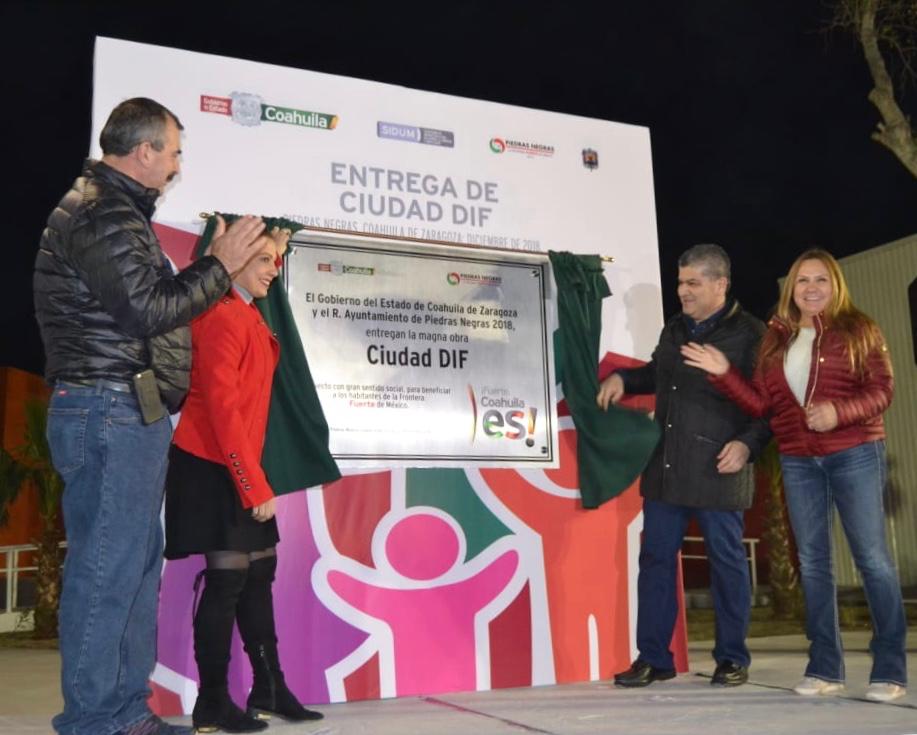 GobDeCoahuila's tweet photo. El gobernador @mrikelme , acompañado de la Presidenta Honoraria del @DIFCoah , la señora @MarcelaGorgon, develó la placa de las instalaciones de “Ciudad DIF”, en #PiedrasNegras, obra construida con recursos por 14 millones de pesos, que  beneficiará a habitantes vulnerables. https://t.co/rI3lAZldke