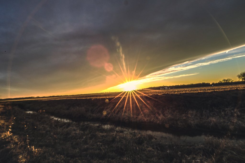 troycolbert123's tweet photo. Sunset tonight and golden hour fr this morning. #indiana #NaturePhotography https://t.co/CKTAgxMwy2