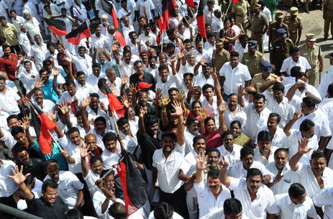 Spick_Media's tweet photo. Cadres of #DMK are much worried about the allying with 8 and more parties while state seen with huge anti-incumbency against the ruling government. #AIADMK #AMMK #PMK #NaamTamilar #TamilMaanilaCongress #Congress #BJP #T20 #SpickMedia #CSTrust #IETech @arivalayam @mkstalin https://t.co/2EZxsWFDGf
