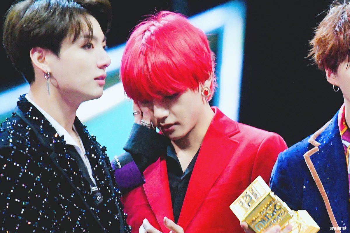 pairchan's tweet photo. 14 Dec 2018 #2018MAMA
เป็น Moment #KookV และ #MinV ที่น่ารักมากอะ🐰💜🐯❤️🐱
ขอบคุณจองกุกกี้กับจีมมินนีที่ดูแลแทแท
ตลอดๆนะ🙏🏻 ทั้งเช็ดน้ำตาไห้ ทั้งให้ซบไ���ล่
ดูแลๆกันนะ
ฮรือออออ แทแทอย่าร้องไห้ลูกกก😭
#Taehyung #Jungkook #Jimin
#KookVMin https://t.co/QVTRbcnHd1