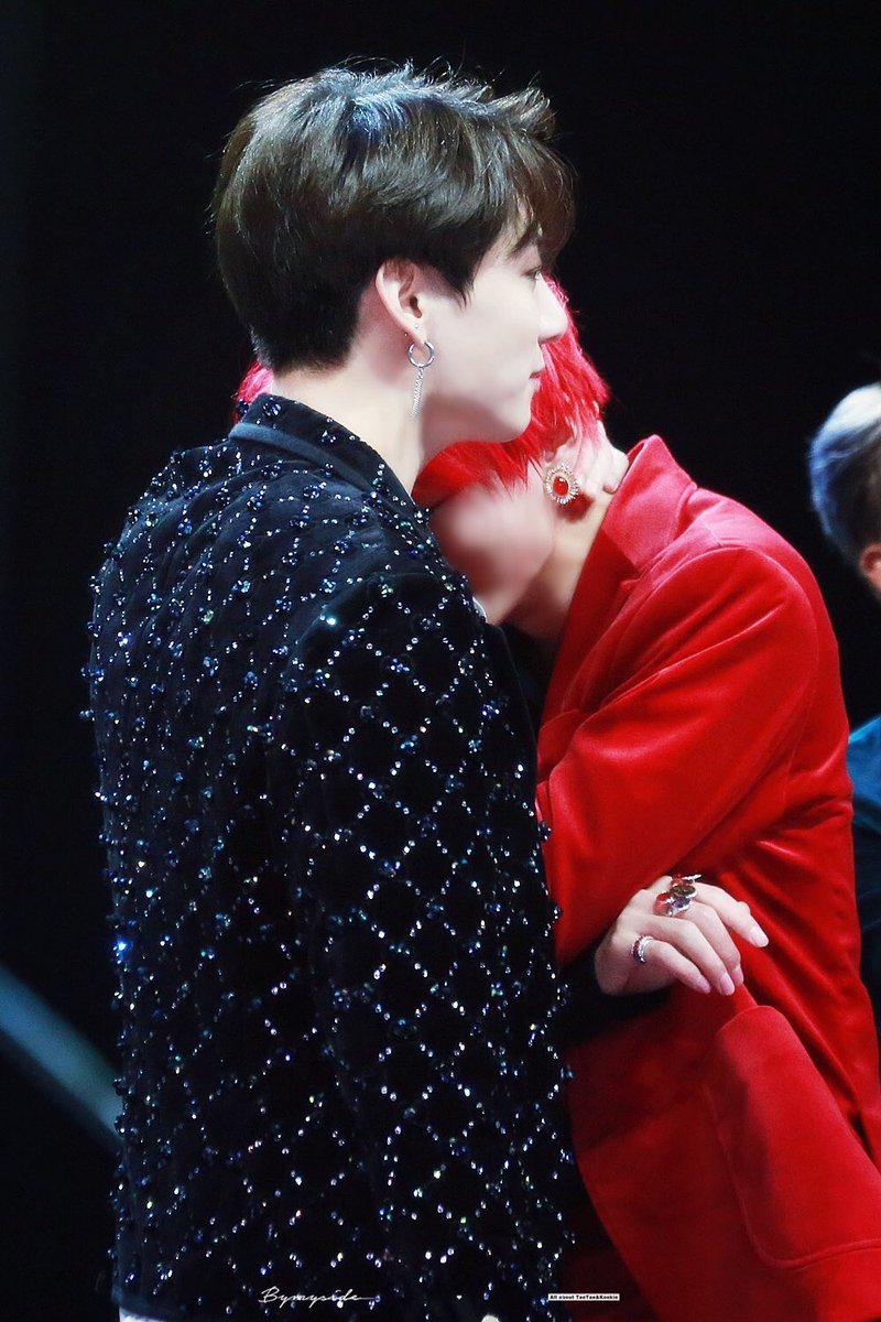 pairchan's tweet photo. 14 Dec 2018 #2018MAMA
เป็น Moment #KookV และ #MinV ที่น่ารักมากอะ🐰💜🐯❤️🐱
ขอบคุณจองกุกกี้กับจีมมินนีที่ดูแลแทแท
ตลอดๆนะ🙏🏻 ทั้งเช็ดน้ำตาไห้ ทั้งให้ซบไ���ล่
ดูแลๆกันนะ
ฮรือออออ แทแทอย่าร้องไห้ลูกกก😭
#Taehyung #Jungkook #Jimin
#KookVMin https://t.co/QVTRbcnHd1