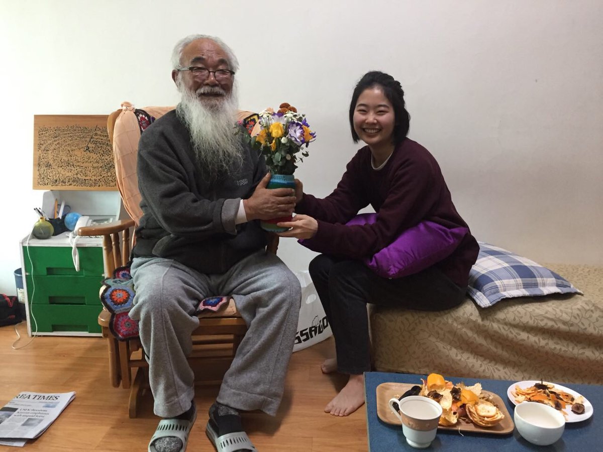 오늘이 저의 사제서품 53년! 평화바람 식구들의 축하를 받았습니다. 얼마 동안 더 살지 모르지만 땅을 딛고 하늘을 바라보며 살아야 합니다. 땅에서는 강정, 성산 공군기지, 저 굴둑 위의 노동자, 길거리에서 싸우고 있는 비정규직 노동자, 콘베이어 벨트에 끼어 죽은 24세 노동자가 눈 앞에 보입니다.