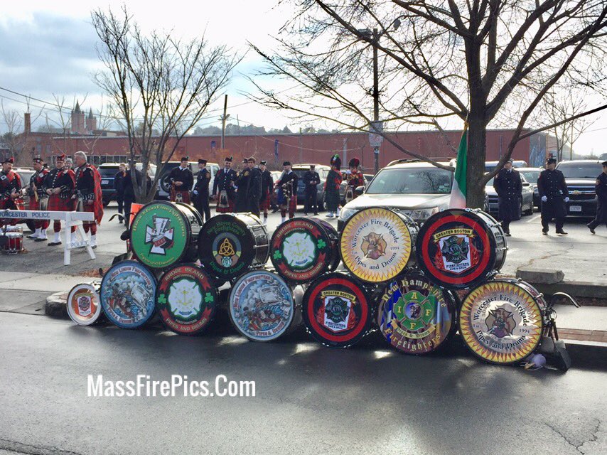 MassFirePics's tweet image. Worcester Ma. the pipe and drum bands today for the service.
