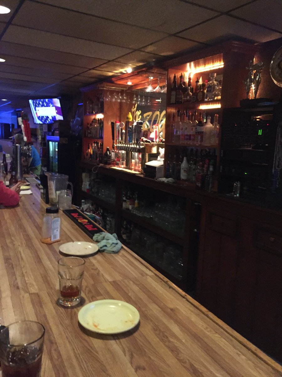 LarryMondello2's tweet photo. Indianola... Welcomes Larry! #1Bourbon1Scotch1Beer #TheZoo #GoSimpson #TheGraduate #SimpleIsAsSimpleDoes #FfffORE https://t.co/0TLP52qbUd