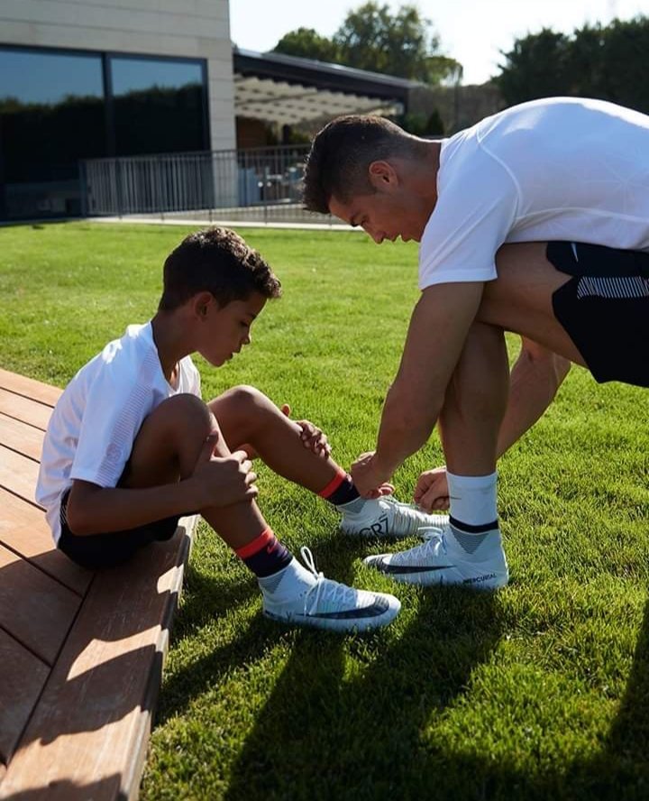 ShamsAlam00's tweet photo. @Cristiano ❤❤❤❤❤ https://t.co/36Igy9zE0r