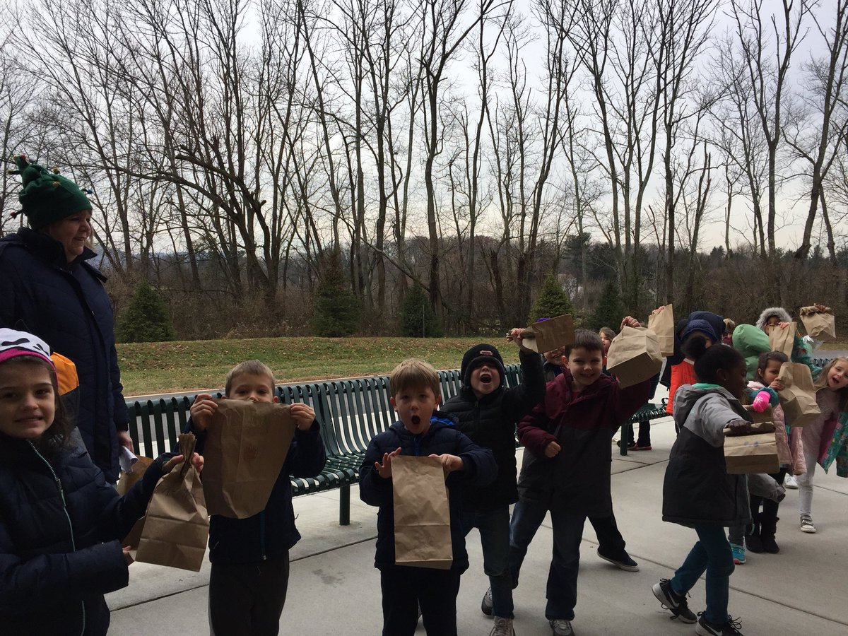 LaFounta1's tweet photo. Do you know what trees grow near your school?  East Vincent Kindergarten children know after their Leaf Hunt.
#WeLoveEastVincent #PublicEducationWorks @ojrea #LittleScientists https://t.co/cmOKTpyGPt