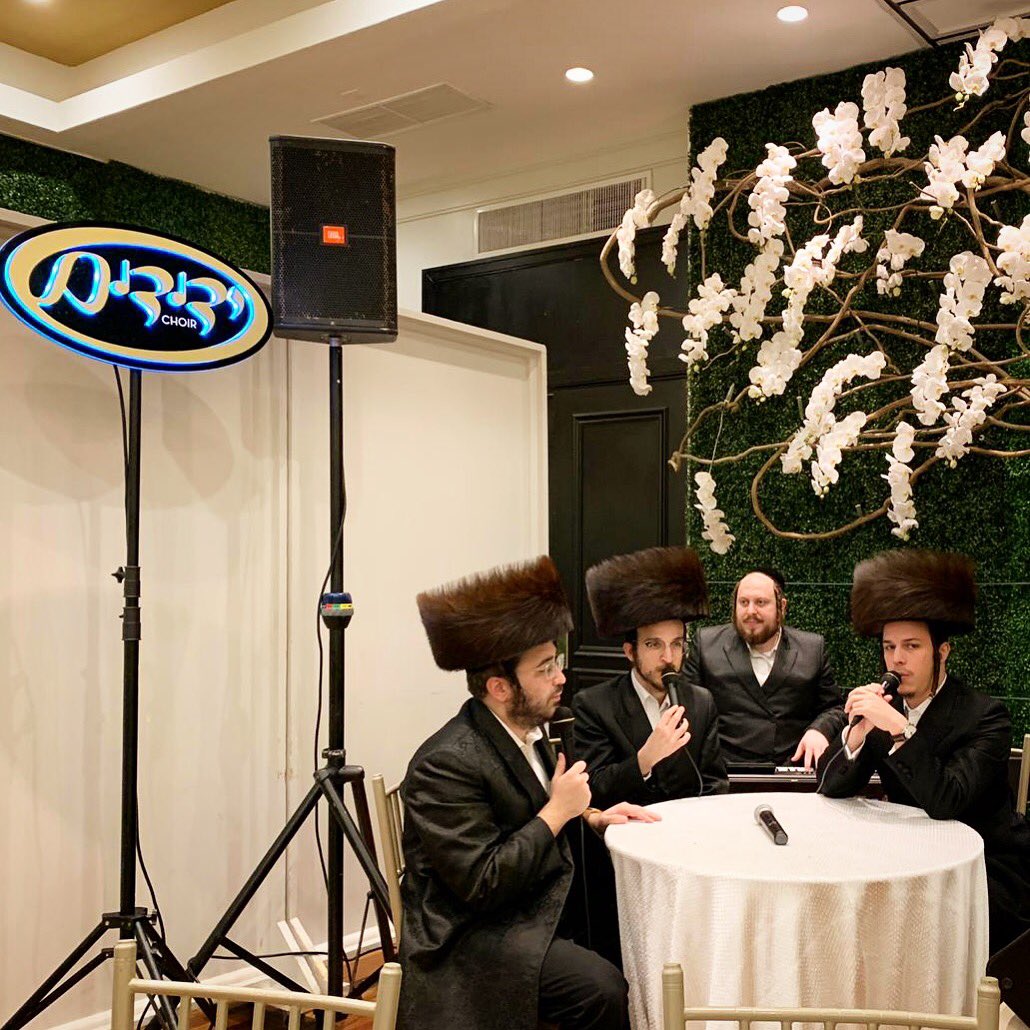 #ShevaBrachos in #BoroPark with #music by <a href="/YideyH/">Yidey Holtzler</a> #awesomeperformance