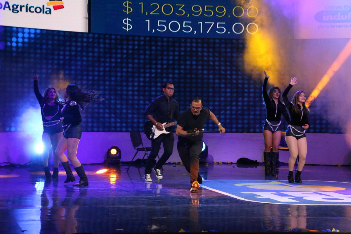 esmitv's tweet photo. En #TeletónSV vivimos una competencia de baile de infarto en donde se enfrentaron presentadores vs locutores vs periodistas.

¡Felicidades a los locutores por su espectáculo en el escenario! https://t.co/xGTx8D6Ckx