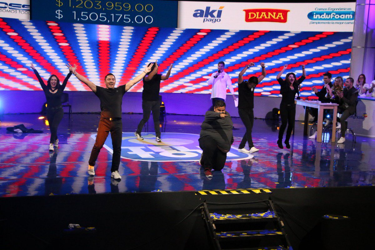 En #TeletónSV vivimos una competencia de baile de infarto en donde se enfrentaron presentadores vs locutores vs periodistas.

¡Felicidades a los locutores por su espectáculo en el escenario!