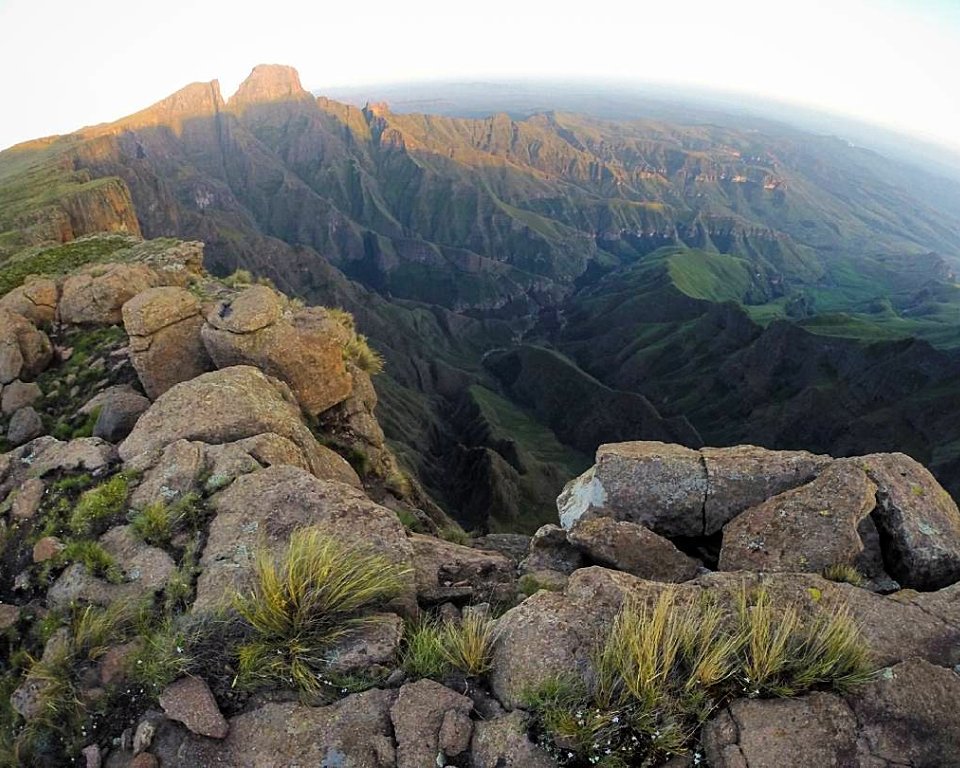 BergHikes's tweet photo. The Amphitheatre in the Northern Drakensberg is widely regarded as one of the most impressive cliff faces on earth. It's roughly three times the size of the total combined area of all the cliff faces in Yosemite's National Park famous El Capitan. 📷 @wooshness

#Drakensberg https://t.co/MjTKaGRVSv