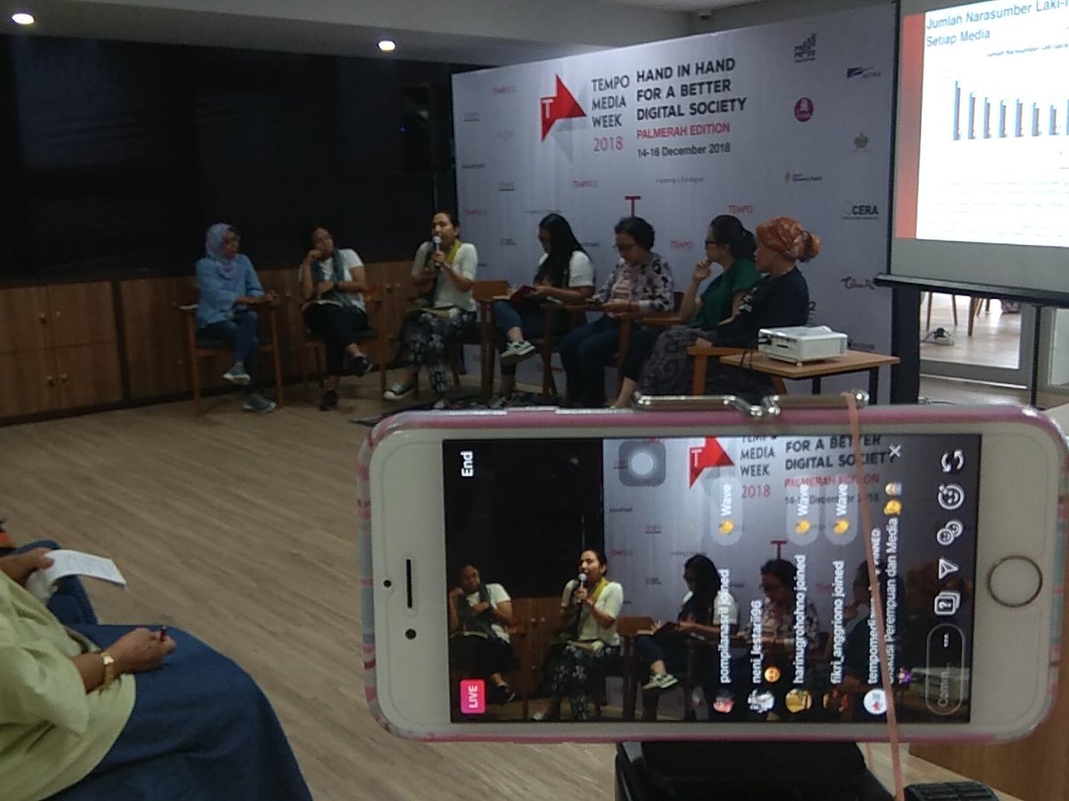 tempodotco's tweet photo. Diskusi ini dihadiri oleh 6 narasumber perempuan dari beberapa media besar. Di antaranya Kompas, Magdalene, KBR, Bisnis Indonesia, Tempo, dan Tempo Institute.
Simak diskusi Perempuan dan Media LIVE klik ➡️ https://t.co/jR3NdGEBCZ
#tempomediaweek https://t.co/XimyOH9PmC