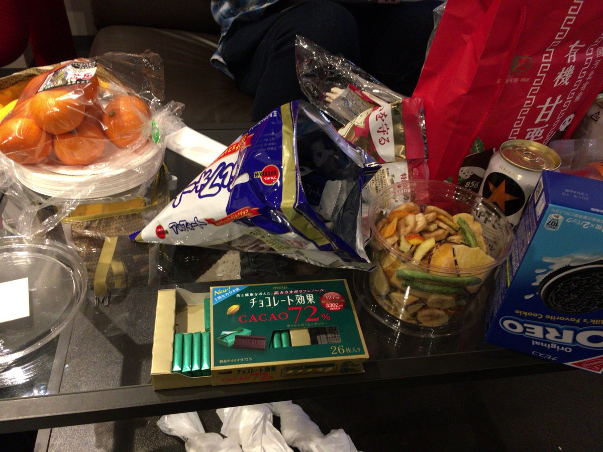 ques0942's tweet image. 今回は年の瀬なのでみんなでお菓子を持ち寄ってもくもく。
テーブルごとに配ったもののまだまだ減らない…
#mokupy