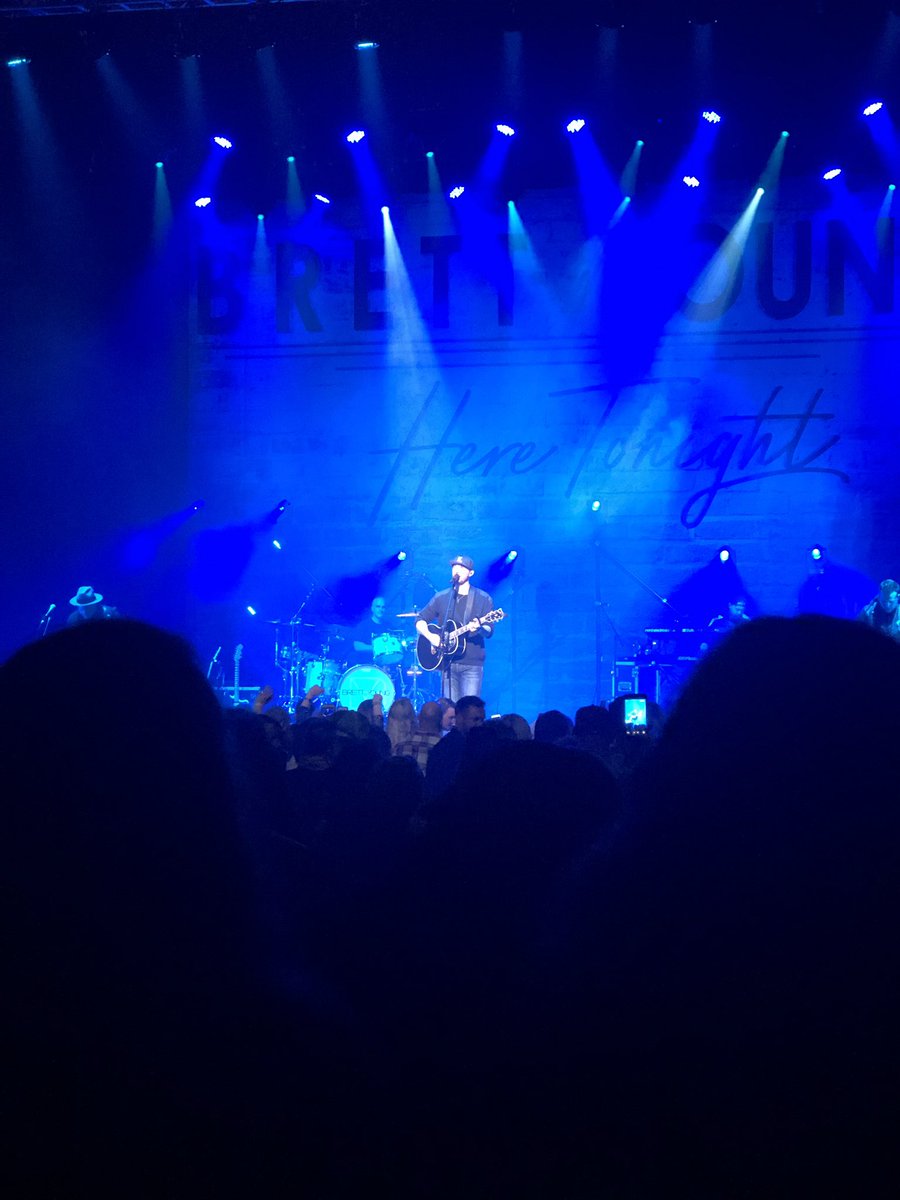 Tiffkay0609's tweet photo. @BrettYoungMusic did not disappoint! #louisvillepalace 😍😍 https://t.co/mpTdwW4MRh