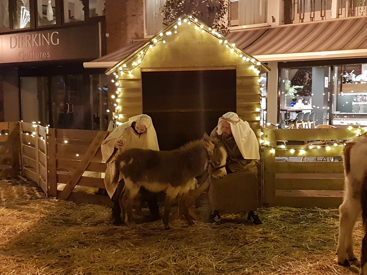 Vanmiddag van 12.00 uur tot 17.00 uur is er #Wintermarkt in #Zevenaar!

De #winkels zijn open, er is #markt in alle straten van het centrum, er treden #koren op, DJ Henri staat op het #tipitentenplein, natuurlijk zijn er #lekkernijen te koop zijn en er zijn #belevingsactiviteiten