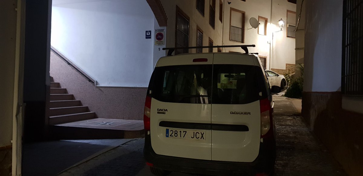 Ketete91's tweet photo. @psoeMonachil me parece vergonzoso que un pueblo tan pequeño sólo haya un número para la Policía local y nunca está disponible la línea. Mi coche no ha podido entrar en el garaje gracias a otro que estaba estacionado en la misma entrada https://t.co/uYYkIhM1VV