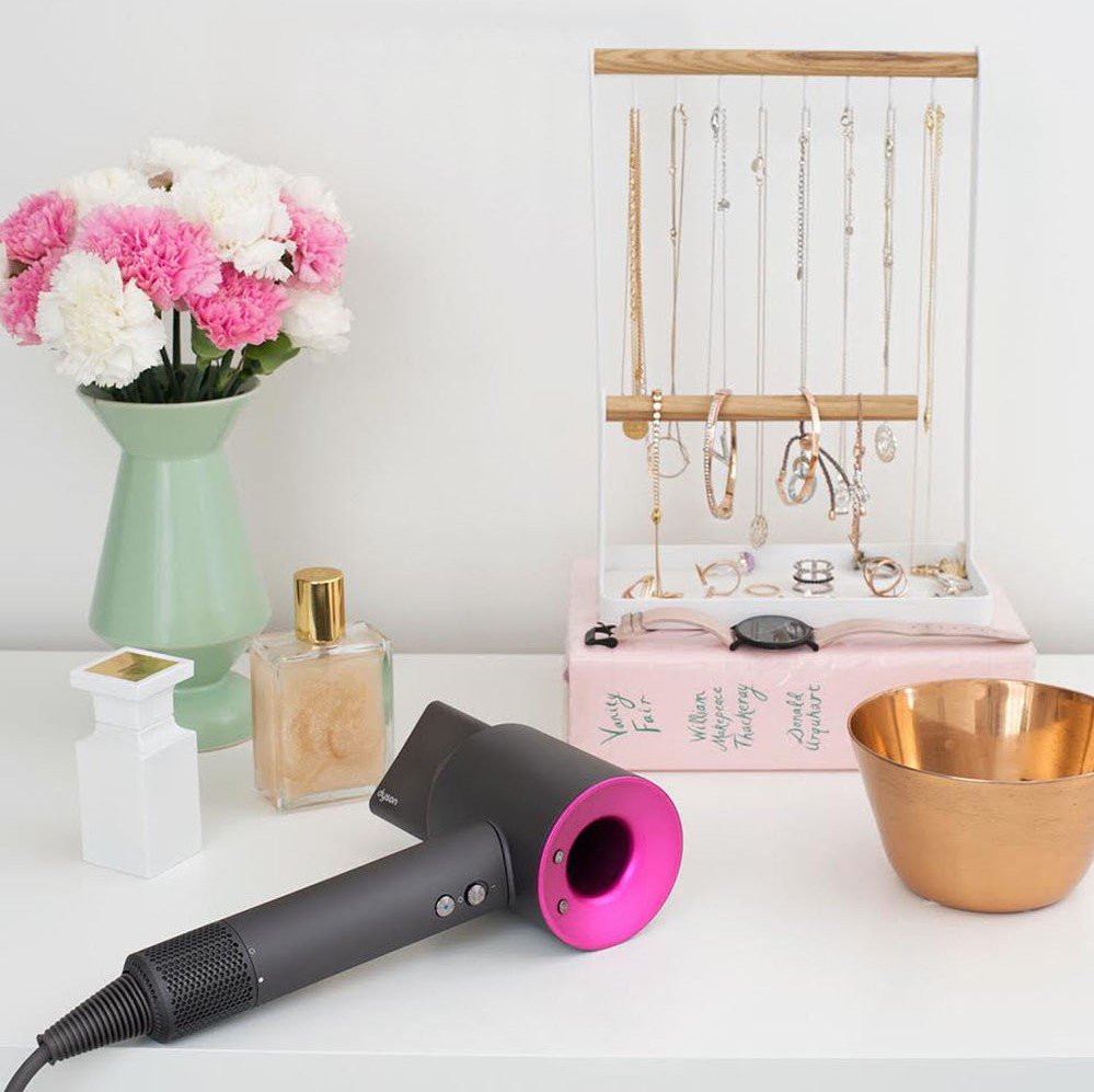 MyNykaa's tweet image. Hair dryers, re-thought. ⭐ 

⚠️Offer: Complimentary pink hand crafted leather case on all @Dyson purchases

Shop Here: bit.ly/shopDYSON

#Dyson #DysonHair #DysonTech #Nykaa #NykaaLuxe #NewAtNykaa #NewLaunch #Hair #HairCare #HairStyling #Beauty